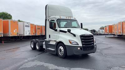 Freightliner Cascadia Day Cab Truck - Detroit, Automatic