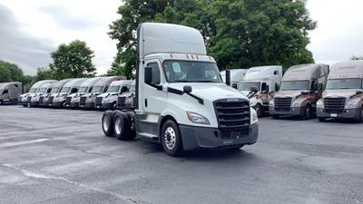 Freightliner Cascadia Day Cab Truck - Detroit, Automatic