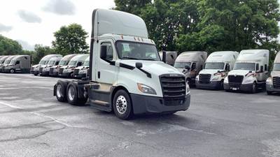 Freightliner Cascadia Day Cab Truck - Detroit, Automatic