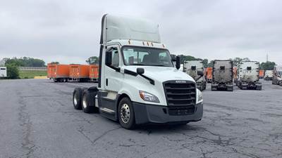 Freightliner Cascadia Day Cab Truck - Detroit, Automatic