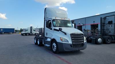 Freightliner Cascadia Day Cab Truck - Detroit, Automatic