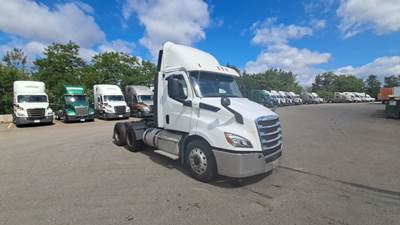 Freightliner Cascadia Day Cab Truck - Detroit, Automatic