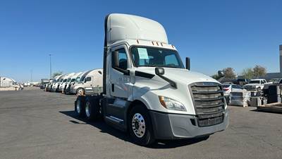Freightliner Cascadia Day Cab Truck - Detroit, Automatic