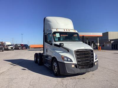 Freightliner Cascadia Day Cab Truck - Detroit, Automatic