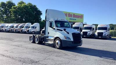Freightliner Cascadia Day Cab Truck - Detroit, Automatic