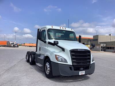 Freightliner Cascadia Day Cab Truck - Detroit, Automatic