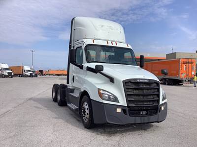 Freightliner Cascadia Day Cab Truck - Detroit, Automatic