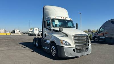 Freightliner Cascadia Day Cab Truck - Detroit, Automatic