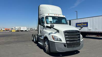Freightliner Cascadia Day Cab Truck - Detroit, Automatic