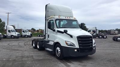 Freightliner Cascadia Day Cab Truck - Detroit, Automatic