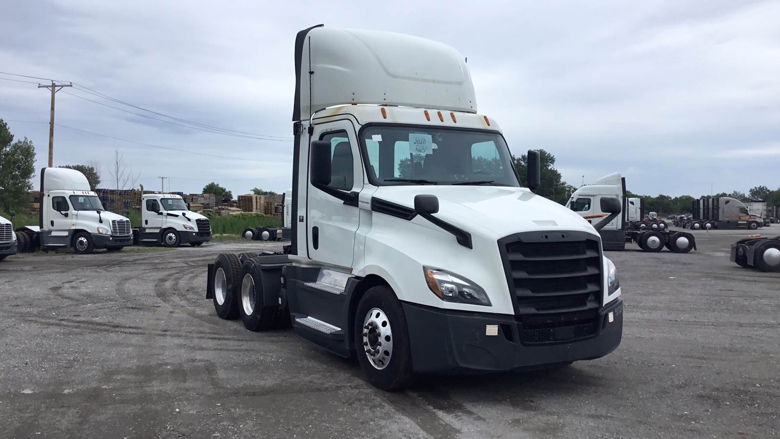 2020 Freightliner day cab semi-truck