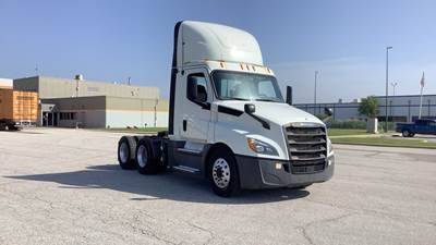 Freightliner Cascadia Day Cab Truck - Detroit, Automatic