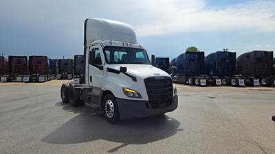 Freightliner Cascadia Day Cab Truck - Detroit, Automatic