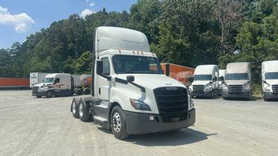 Freightliner Cascadia Day Cab Truck - Detroit, Automatic