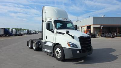 Freightliner Cascadia Day Cab Truck - Detroit, Automatic