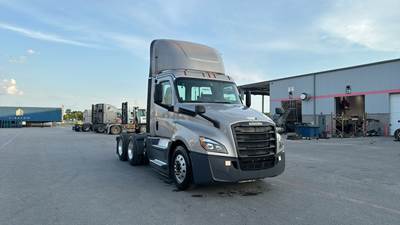 Freightliner Cascadia Day Cab Truck - Detroit, Automatic