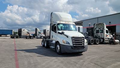 Freightliner Cascadia Day Cab Truck - Detroit, Automatic