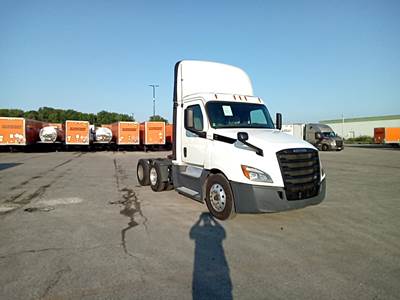 Freightliner Cascadia Day Cab Truck - Detroit, Automatic