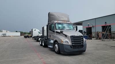 Freightliner Cascadia Day Cab Truck - Detroit, Automatic