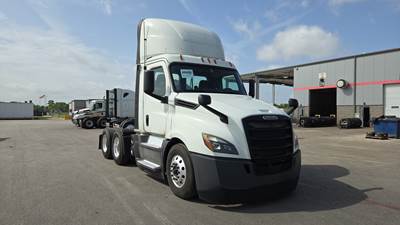 Freightliner Cascadia Day Cab Truck - Detroit, Automatic