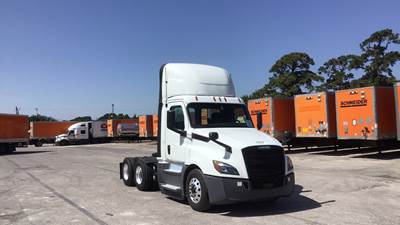 Freightliner Cascadia Day Cab Truck - Detroit, Automatic
