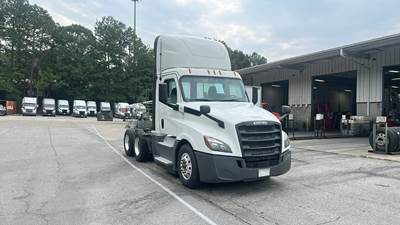 Freightliner Cascadia Day Cab Truck - Detroit, Automatic