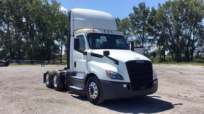 Freightliner Cascadia Day Cab Truck - Detroit, Automatic