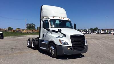 Freightliner Cascadia Day Cab Truck - Detroit, Automatic