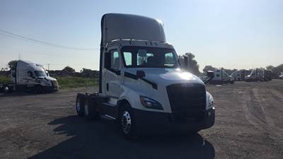 Freightliner Cascadia Day Cab Truck - Detroit, Automatic