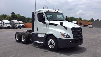 Freightliner Cascadia Day Cab Truck - Detroit, Automatic
