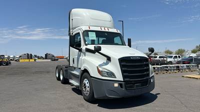 Freightliner Cascadia Day Cab Truck - Detroit, Automatic