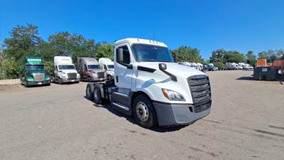 Freightliner Cascadia Day Cab Truck - Detroit, Automatic