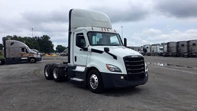 Freightliner Cascadia Day Cab Truck - Detroit, Automatic