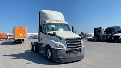 Freightliner Cascadia Day Cab Truck - Detroit, Automatic