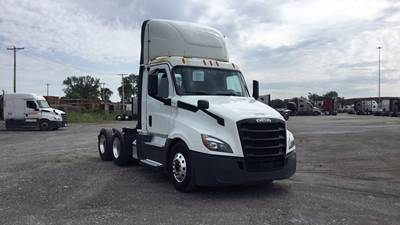 Freightliner Cascadia Day Cab Truck - Detroit, Automatic