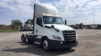 Freightliner Cascadia Day Cab Truck - Detroit, Automatic