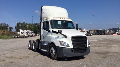 Freightliner Cascadia Day Cab Truck - Detroit, Automatic