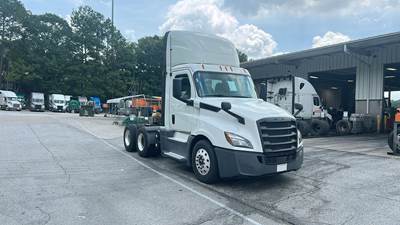 Freightliner Cascadia Day Cab Truck - Detroit, Automatic