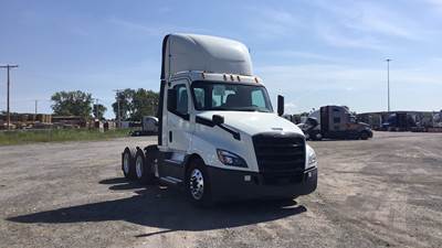 Freightliner Cascadia Day Cab Truck - Detroit, Automatic