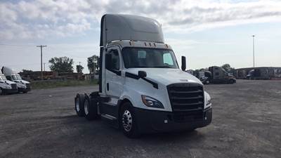 Freightliner Cascadia Day Cab Truck - Detroit, Automatic