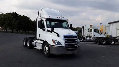Freightliner Cascadia Day Cab Truck - Detroit, Automatic