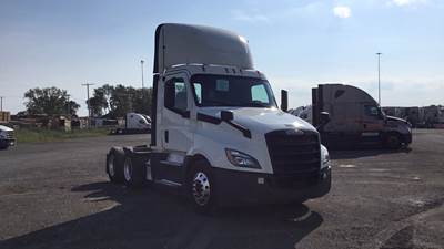 Freightliner Cascadia Day Cab Truck - Detroit, Automatic