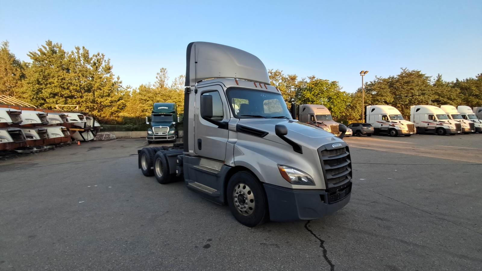 2020 Freightliner day cab semi-truck
