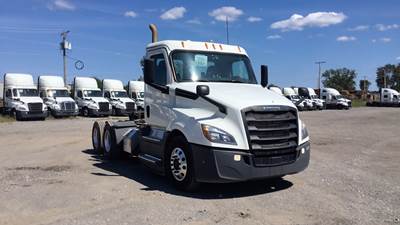 Freightliner Cascadia Day Cab Truck - Detroit, Automatic