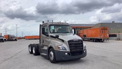 Freightliner Cascadia 126 Day Cab Truck - Detroit, Automatic