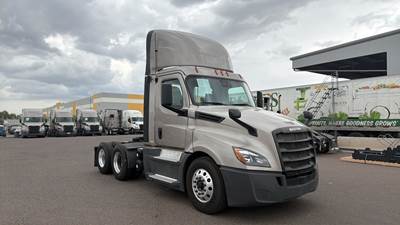 Freightliner Cascadia Day Cab Truck - Detroit, Automatic