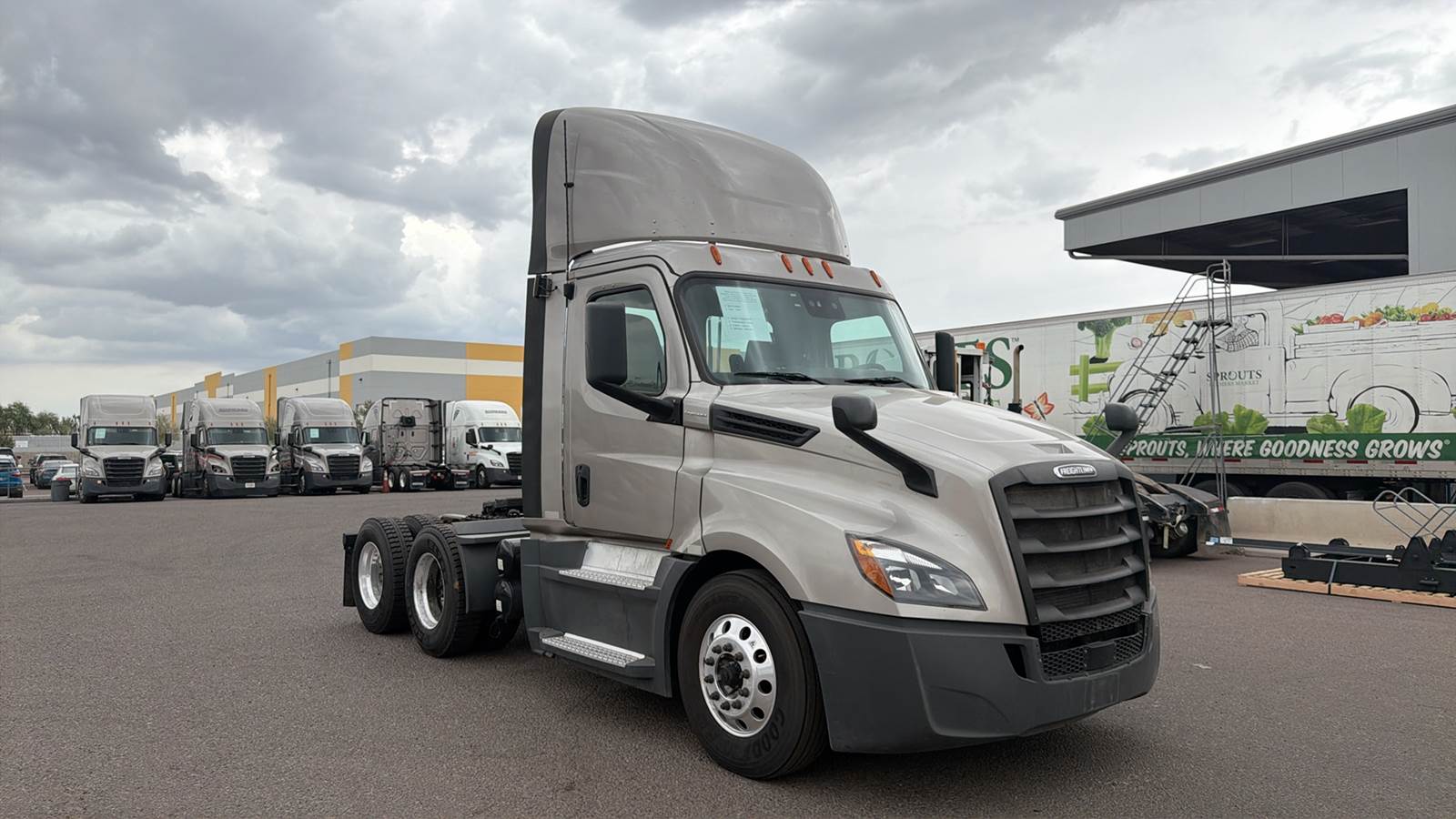 2020 Freightliner day cab semi-truck