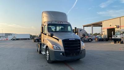 Freightliner Cascadia Day Cab Truck - Detroit, Automatic