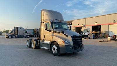 Freightliner Cascadia Day Cab Truck - Detroit, Automatic