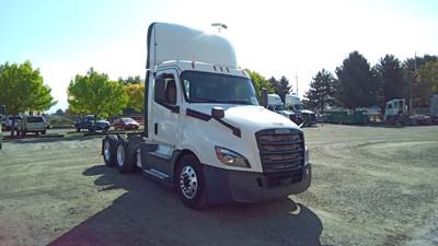 Freightliner Cascadia Day Cab Truck - Detroit, Automatic